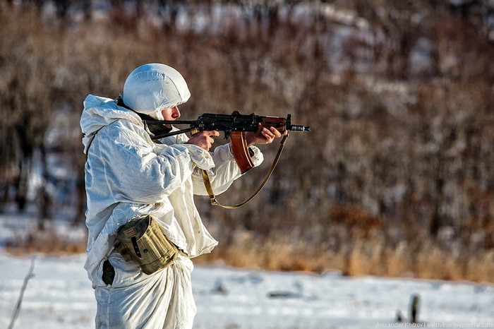 Lính thủy đánh bộ Nga thực hành bắn súng bộ binh ở Vladivostok